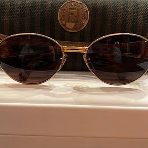 🔥Fendi VTGRARE EUC AuthenticHard to findluxuriousRecognizableFrames+Leather case